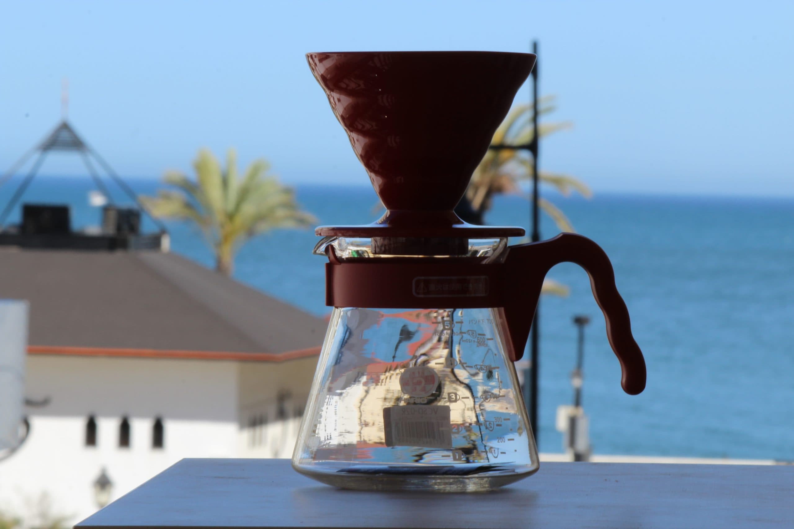 Goteo manual en V60 preparado junto a la costa de Fuengirola